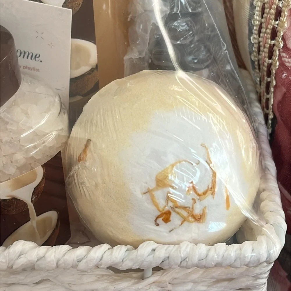 Brand New Vanilla Coconut Bath Set Gift Basket Gel Scrub Lotion Bath Bombs Salt